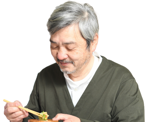 食事をする高齢男性