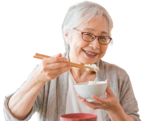 食事をする高齢女性