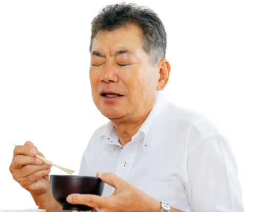 むせ込む高齢男性